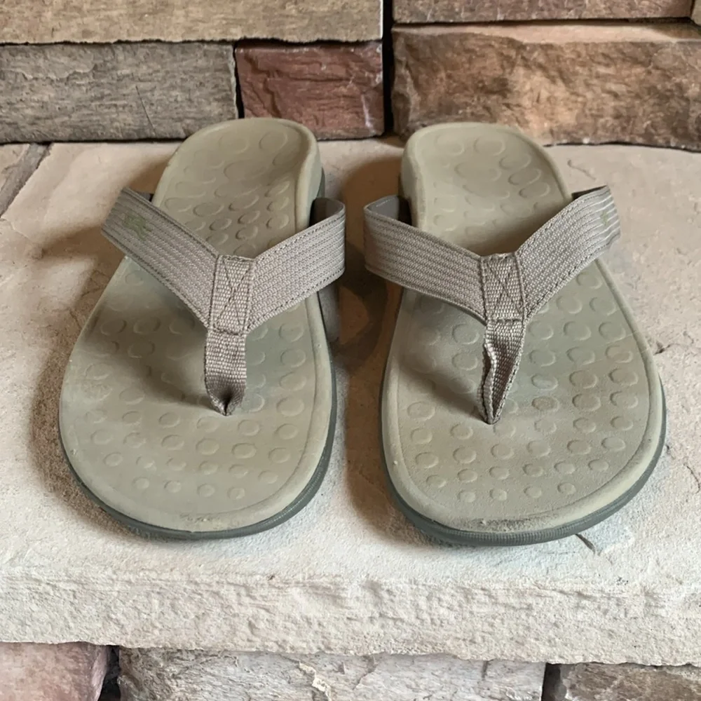 Vionic sz 12(M) or 13 (W) rubber sandals in taupe